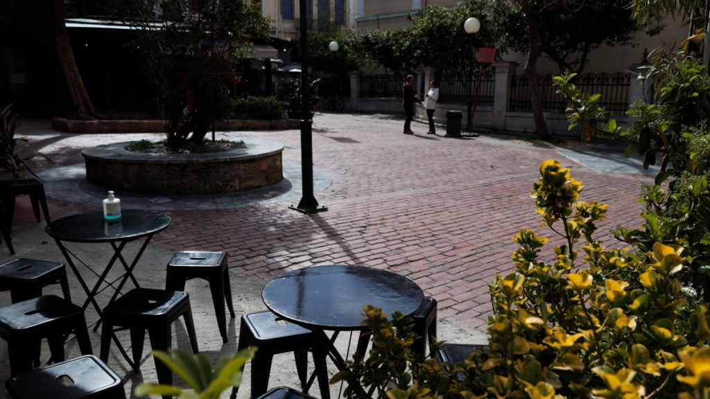 Σε νέες “λουκέτα” καταστημάτων για αυθαίρετη χρήση κοινόχρηστου χώρου προχώρησε ο δήμος Αθηναίων