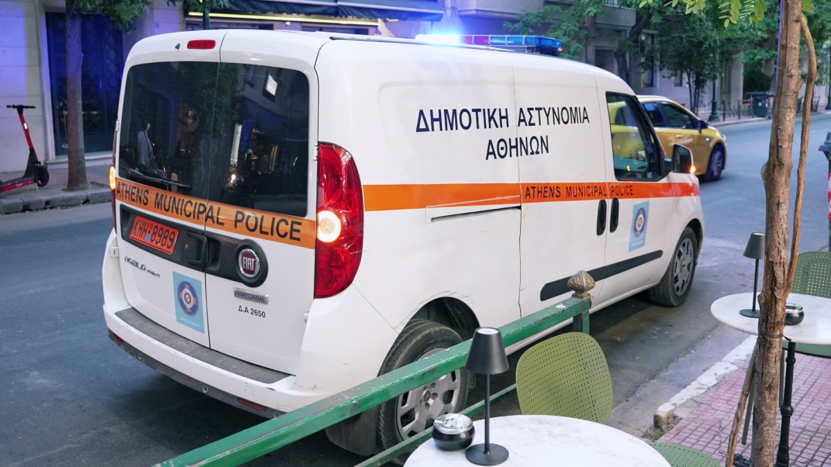 Σε νέα “λουκέτα” καταστημάτων για αυθαίρετη χρήση κοινόχρηστου χώρου προχώρησε ο δήμος Αθηναίων (φωτογραφίες)