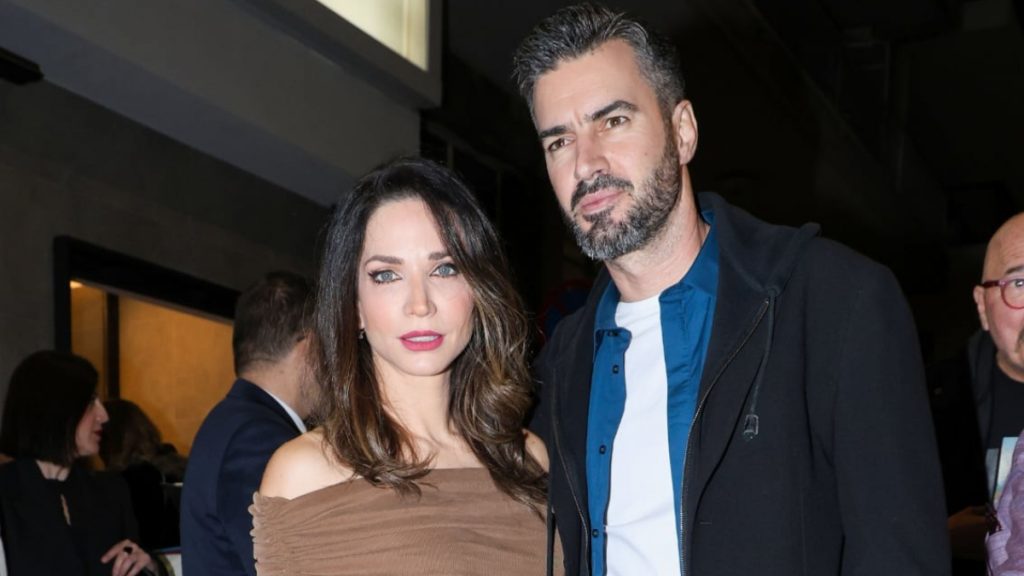 Κατερίνα Γερονικολού: Αγκαλιά με τον Γιάννη Τσιμιτσέλη σε θεατρική πρεμιέρα – H κοινή τους εμφάνιση (pics)