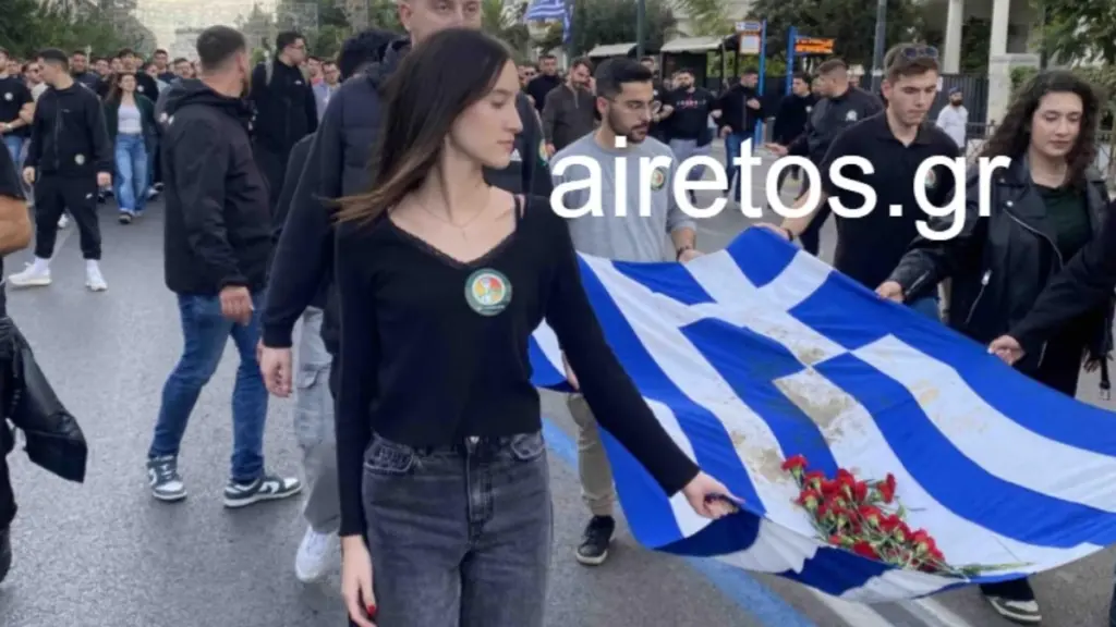 Συγκίνηση στην παρέλαση του Πολυτεχνείου: Η κόρη της Φώφης Γεννηματά με την αιματοβαμμένη σημαία