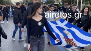 Συγκίνηση στην παρέλαση του Πολυτεχνείου: Η κόρη της Φώφης Γεννηματά με την αιματοβαμμένη σημαία