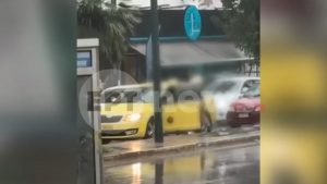 Οδηγοί πιάστηκαν στα χέρια στη μέση της Λένορμαν υπό καταρρακτώδη βροχή (βίντεο)