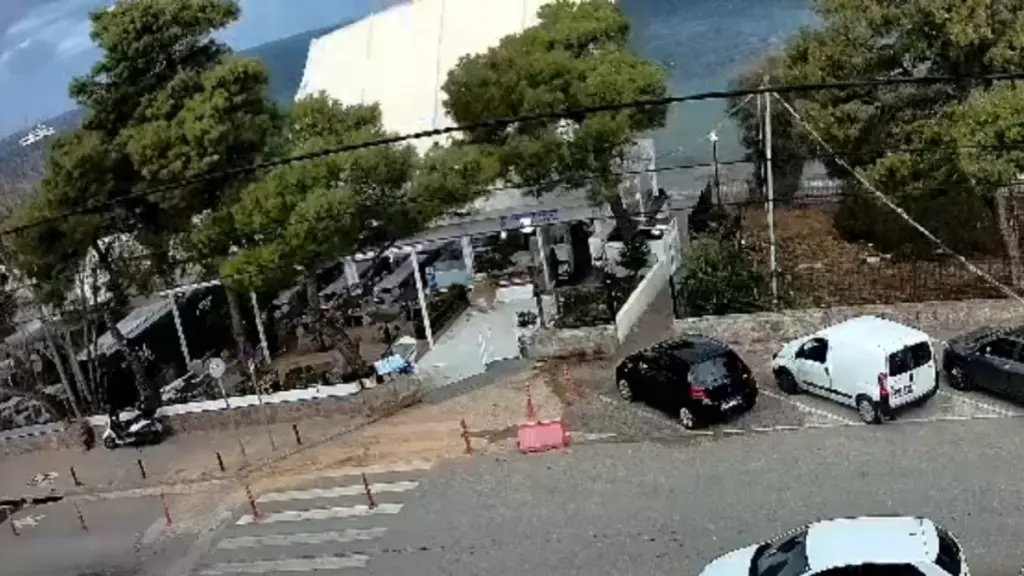 Καβούρι: Ξηλώθηκε σκεπή παραθαλάσσιου εστιατορίου από ισχυρές ριπές ανέμου – Δείτε το συγκλονιστικό βίντεο