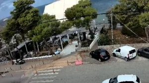 Καβούρι: Ξηλώθηκε σκεπή παραθαλάσσιου εστιατορίου από ισχυρές ριπές ανέμου – Δείτε το συγκλονιστικό βίντεο