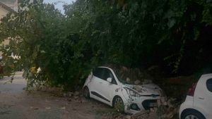 Κέρκυρα: Καταιγίδες πλήττουν το νησί – Κατέρρευσε τοιχίο και καταπλάκωσε αυτοκίνητα