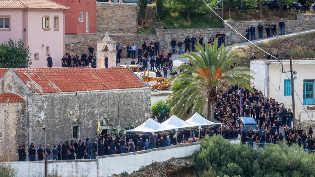 Βορίζια: Θρήνος και σπαραγμός στην κηδεία του 39χρονου Φανούρη – Το σπαρακτικό μοιρολόι της χήρας, γεμάτο αστυνομία το χωριό (βίντεο, φωτογραφίες)