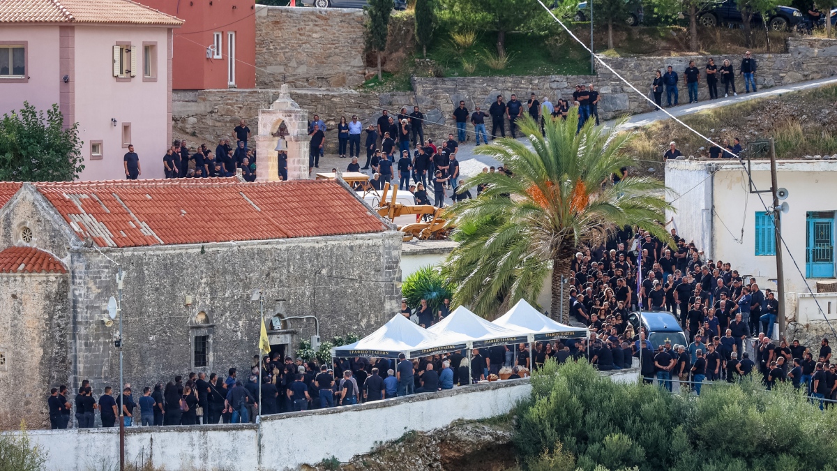 Βορίζια: Θρήνος και σπαραγμός στην κηδεία του 39χρονου Φανούρη – Το σπαρακτικό μοιρολόι της χήρας, γεμάτο αστυνομία το χωριό (βίντεο, φωτογραφίες)