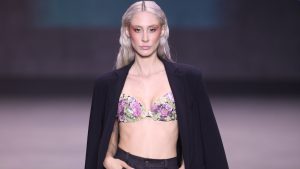 Κιάρα Μαρκέζη: Eντυπωσίασε στο Athens Fashion Week η εγγονή του Άκη Τσοχατζόπουλου (vid)