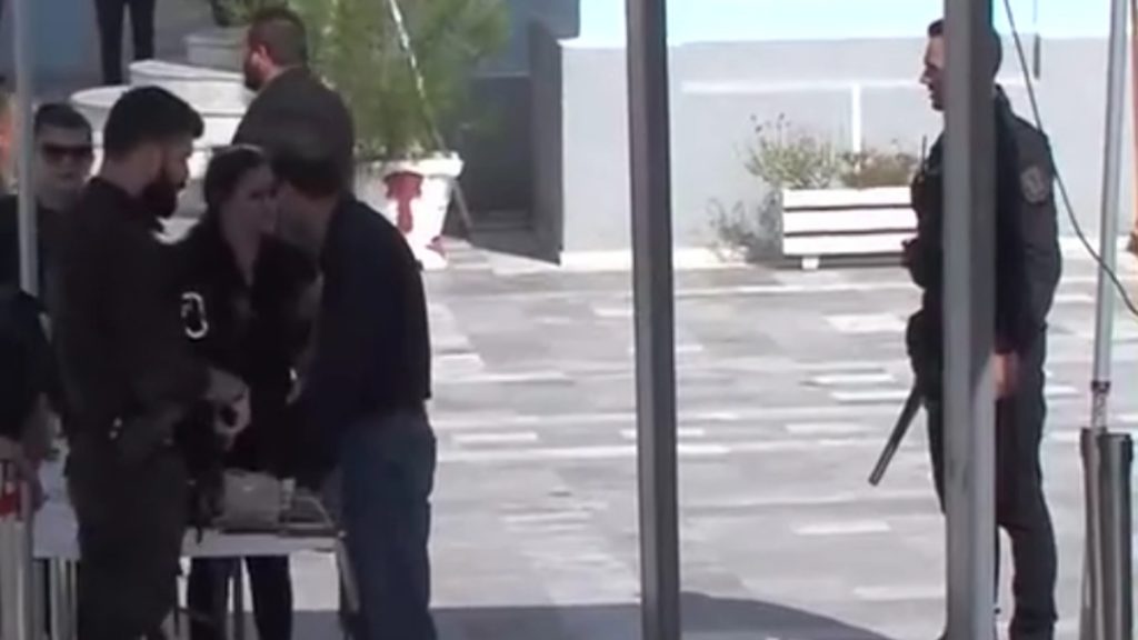 Βορίζια: Θρήνος στην κηδεία της 56χρονης στα Χανιά – Δρακόντεια μέτρα, οπλισμένοι αστυνομικοί γύρω από την εκκλησία (εικόνες)