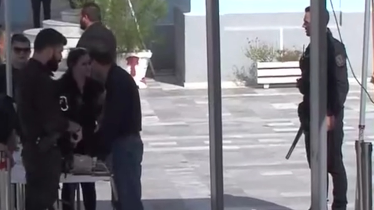 Βορίζια: Θρήνος στην κηδεία της 56χρονης στα Χανιά – Δρακόντεια μέτρα, οπλισμένοι αστυνομικοί γύρω από την εκκλησία (εικόνες)