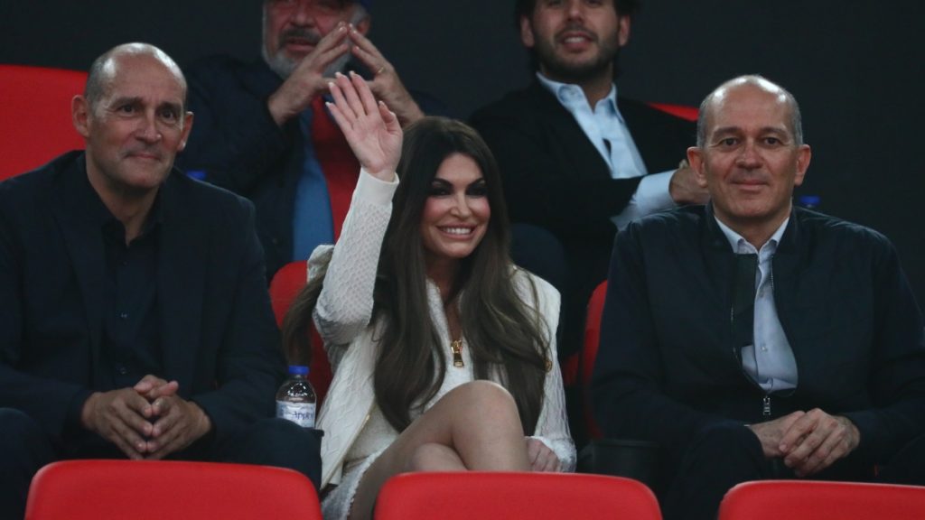 Ολυμπιακός – Ζαλγκίρις Κάουνας: Η Κίμπερλι Γκίλφοϊλ στο ΣΕΦ δίπλα στους αδερφούς Αγγελόπουλους (Φωτογραφίες)