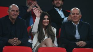 Ολυμπιακός – Ζαλγκίρις Κάουνας: Η Κίμπερλι Γκίλφοϊλ στο ΣΕΦ δίπλα στους αδερφούς Αγγελόπουλους (Φωτογραφίες)