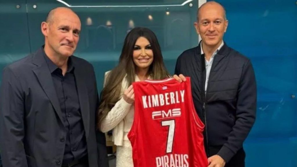 Κίμπερλι Γκίλφοϊλ: Πόζαρε με τη φανέλα του Ολυμπιακού – Το δώρο των αδερφών Αγγελόπουλων