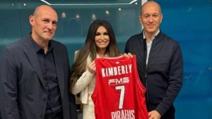 Κίμπερλι Γκίλφοϊλ: Πόζαρε με τη φανέλα του Ολυμπιακού – Το δώρο των αδερφών Αγγελόπουλων