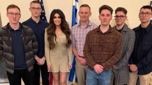 Κίμπερλι Γκιλφόιλ: Το δείπνο στους Αμερικανούς Πεζοναύτες για την Ημέρα των Ευχαριστιών (Εικόνα)