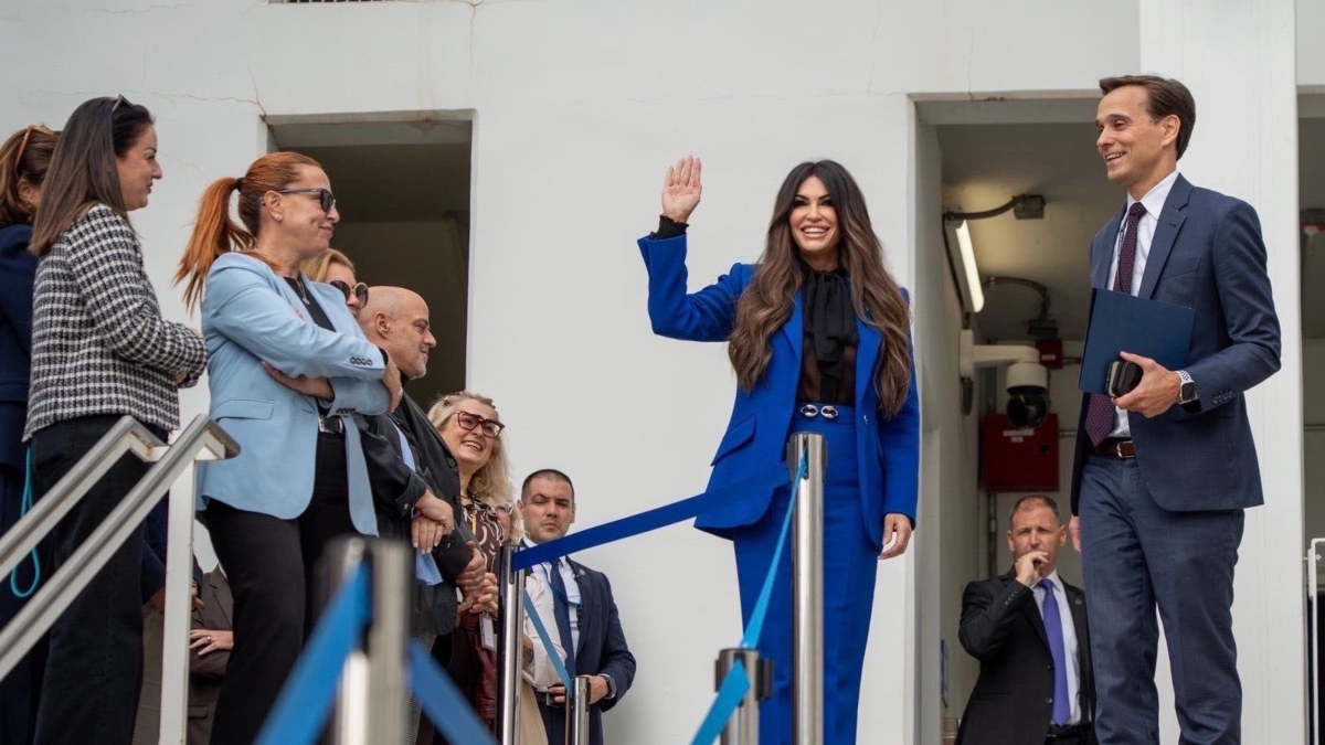 Κίμπερλι Γκιλφόιλ: Η πρώτη συνάντηση με το προσωπικό της πρεσβείας – Δείτε Φωτογραφίες