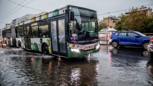 Κίνηση: Στο “κόκκινο” Κηφισός και Σκαραμαγκάς – Πλημμύρισε η Παραλιακή