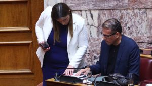 Κωνσταντοπούλου για παραίτηση Καραναστάση: «Αφήνει τη βουλή νικητής»