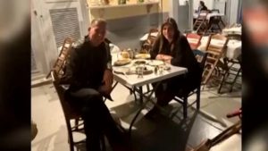 Σε ψαροταβέρνα στον Πειραιά Ζωή Κωνσταντοπούλου και Διαμαντής Καραναστάσης