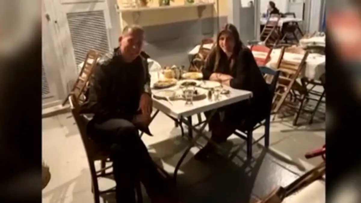 Σε ψαροταβέρνα στον Πειραιά Ζωή Κωνσταντοπούλου και Διαμαντής Καραναστάσης