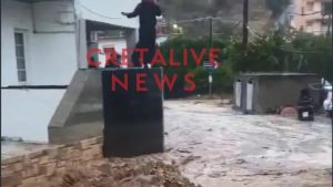 Κρήτη: «Ποτάμια» οι δρόμοι σε Ηράκλειο και Χανιά από την κακοκαιρία