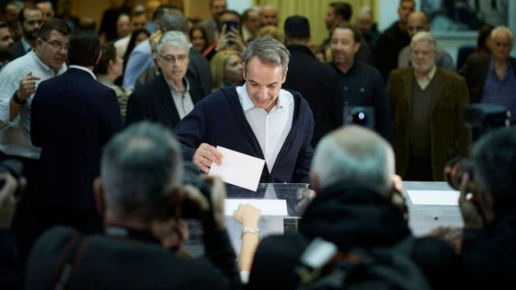 Ψήφισε ο Μητσοτάκης στις εσωκομματικές: «Η μαζική συμμετοχή δείχνει τη δύναμη της παράταξης»