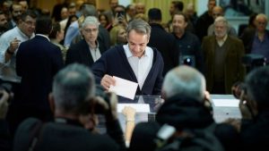 Ψήφισε ο Μητσοτάκης στις εσωκομματικές: «Η μαζική συμμετοχή δείχνει τη δύναμη της παράταξης»