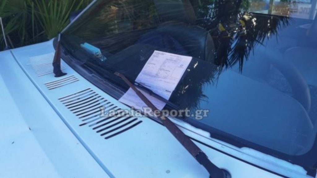 Λαμία: Έκοψαν κλήσεις στα αυτοκίνητα του Δήμου που ήταν στην πλατεία για τον Χριστουγεννιάτικο στολισμό (φωτογραφίες)