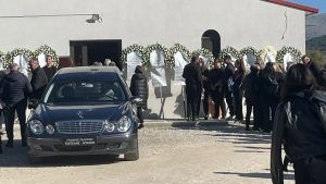 Λάρισα: Σε βαρύ κλίμα η κηδεία της 49χρονης που σκοτώθηκε μέσα στο αρτοποιείο της (Φωτογραφίες)