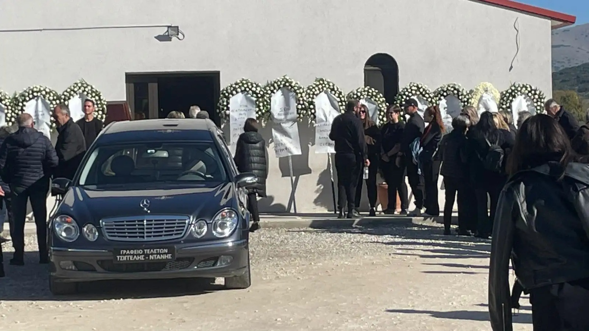 Λάρισα: Σε βαρύ κλίμα η κηδεία της 49χρονης που σκοτώθηκε μέσα στο αρτοποιείο της (Φωτογραφίες)