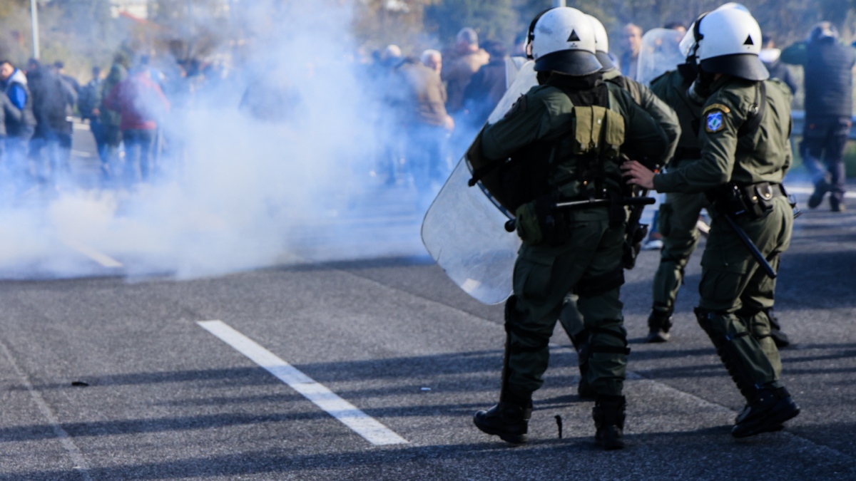 Χάος στα μπλόκα των αγροτών, κλειστή η ΠΑΘΕ – Τρεις συλλήψεις, δύο αστυνομικοί τραυματίες από τα επεισόδια