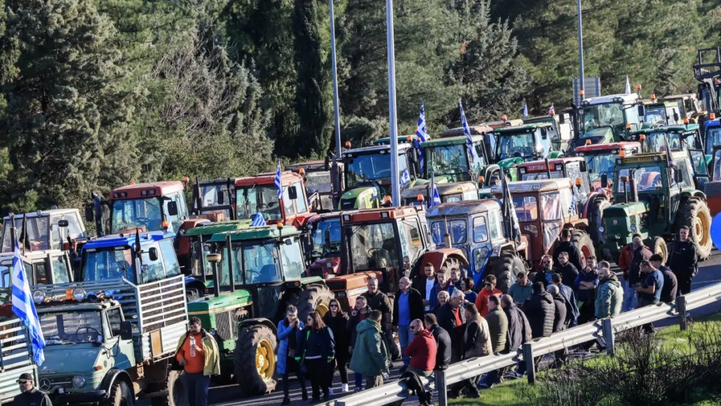 Λάρισα: Αγρότες λένε ότι θα ανοίξουν δύο λωρίδες – Αστυνομικοί αδυνατούν να επικοινωνήσουν