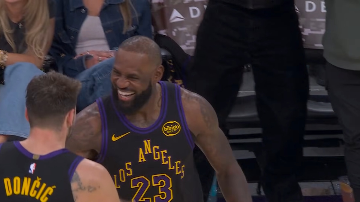 «Διαχρονικός» Λεμπρόν Τζέιμς έγραψε ξανά ιστορία – Το ιστορικό ντεμπούτο στην 23η σεζόν του στο NBA (βίντεο)