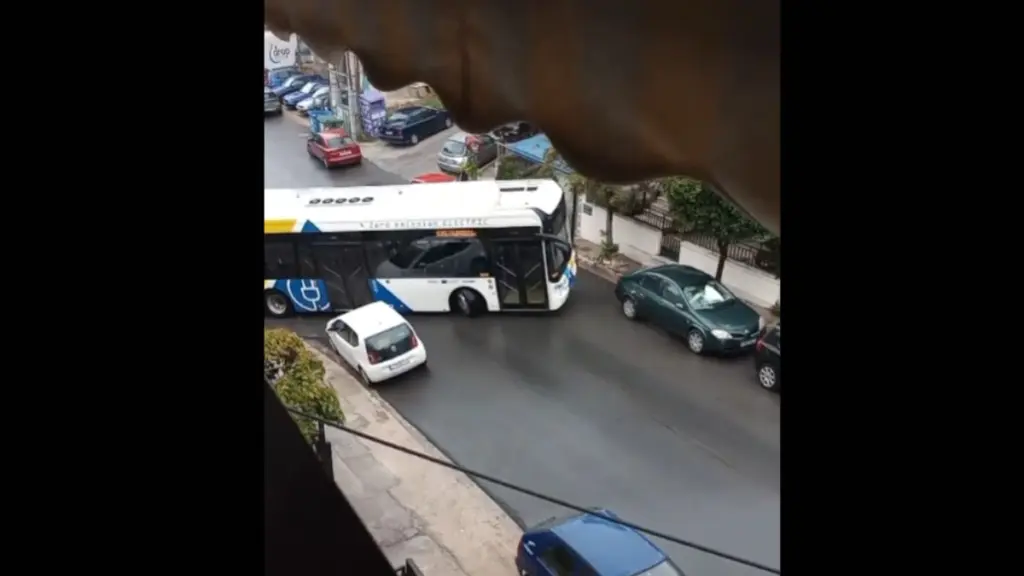 Λεωφορείο “κόλλησε” σε στροφή λόγω παρκαρισμένου οχήματος – Συνέχισαν με τα πόδια οι επιβάτες (βίντεο)