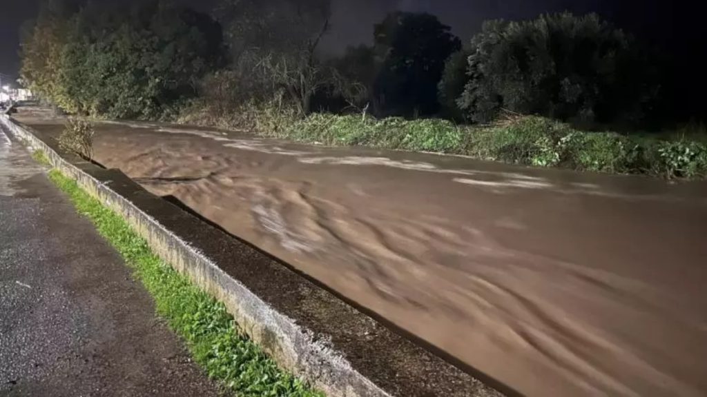 Λέσβος: “Έπεσε ποσότητα βροχής που αντιστοιχεί σε 4 Νοέμβριους” λέει ο Τσατραφύλλιας