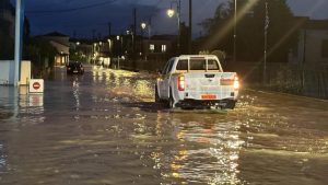 Βούλιαξε η Λέσβος από τις καταιγίδες: “Έσπασε” το ποτάμι στην Καλλονή – Πλημμύρισαν αυλές και αυτοκίνητα (εικόνες)