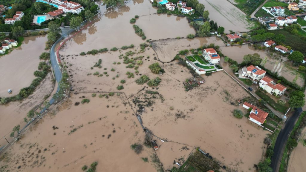 Λέσβος: Χάος μετά το πέρασμα της κακοκαιρίας – Η επόμενη μέρα και οι εικόνες καταστροφής