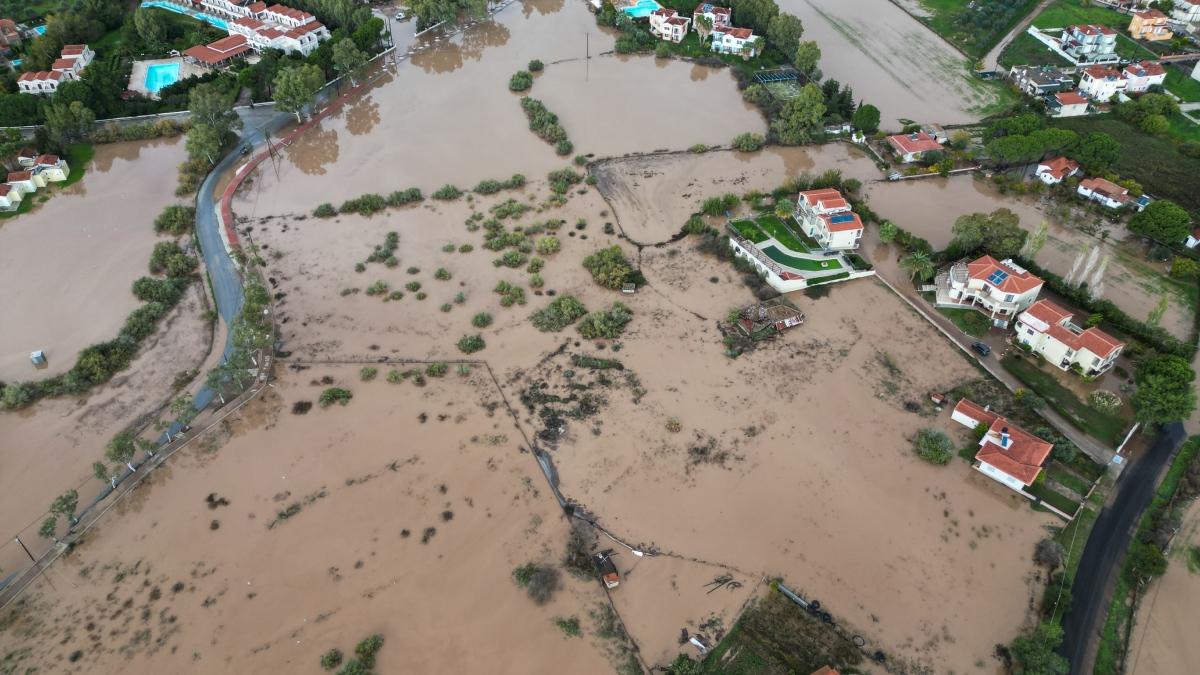 Λέσβος: Χάος μετά το πέρασμα της κακοκαιρίας – Η επόμενη μέρα και οι εικόνες καταστροφής