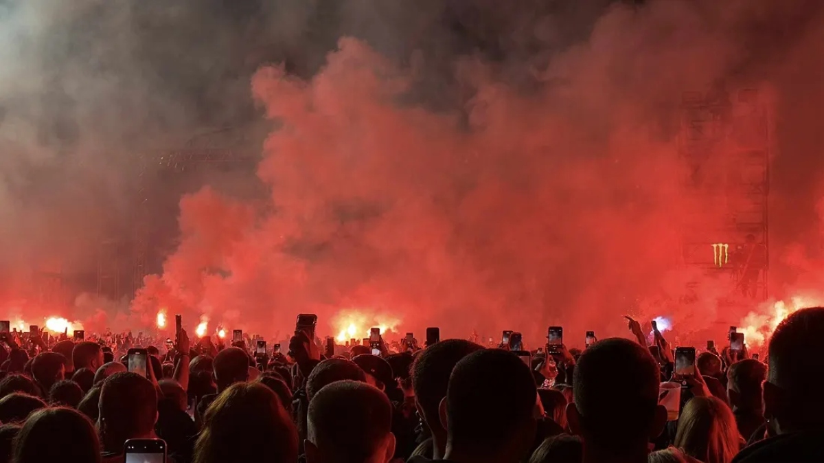 Ο Λεξ “καίει” το Καυτανζόγλειο – Περισσότερα από 40.000 άτομα στη συναυλία (Βίντεο)