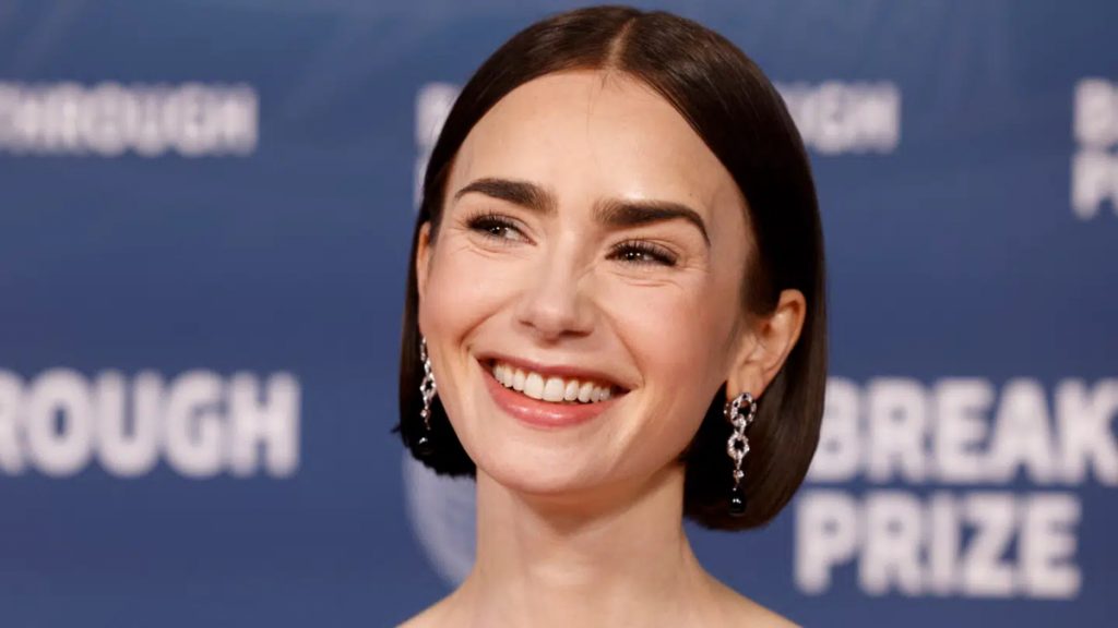 Λίλι Κόλινς: Στην Ελλάδα η πρωταγωνίστρια του «Emily in Paris» – Τα γυρίσματα στην Πλατεία Μερκούρη