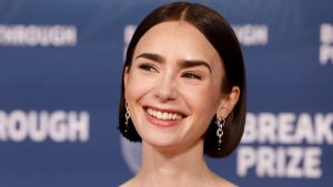 Λίλι Κόλινς: Στην Ελλάδα η πρωταγωνίστρια του «Emily in Paris» – Τα γυρίσματα στην Πλατεία Μερκούρη