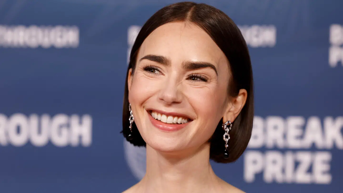 Λίλι Κόλινς: Στην Ελλάδα η πρωταγωνίστρια του «Emily in Paris» – Τα γυρίσματα στην Πλατεία Μερκούρη