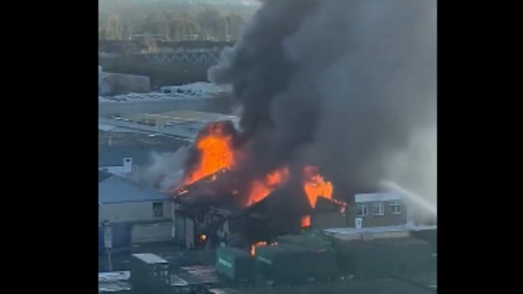 Λονδίνο: Μεγάλη φωτιά σε αποθήκη – Φόβοι για πυροτεχνήματα και φιάλες (Βίντεο)