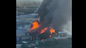 Λονδίνο: Μεγάλη φωτιά σε αποθήκη – Φόβοι για πυροτεχνήματα και φιάλες (Βίντεο)