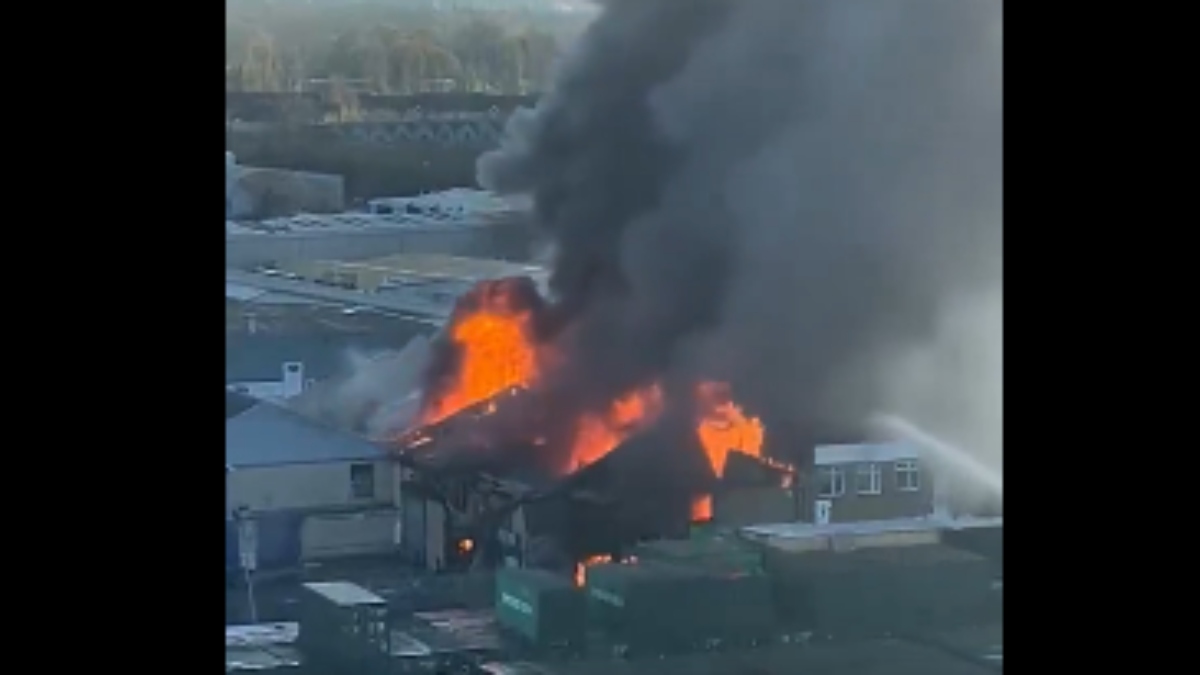 Λονδίνο: Μεγάλη φωτιά σε αποθήκη – Φόβοι για πυροτεχνήματα και φιάλες (Βίντεο)