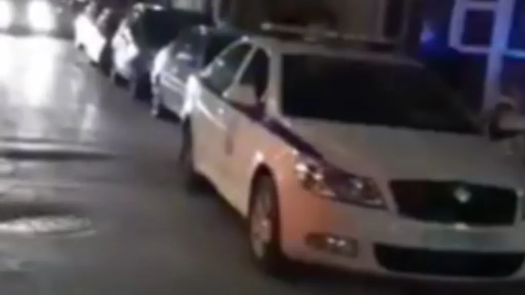 Λουτράκι: Κατέρρευσε τμήμα κεραμοσκεπής σε κεντρικό δρόμο (Βίντεο)