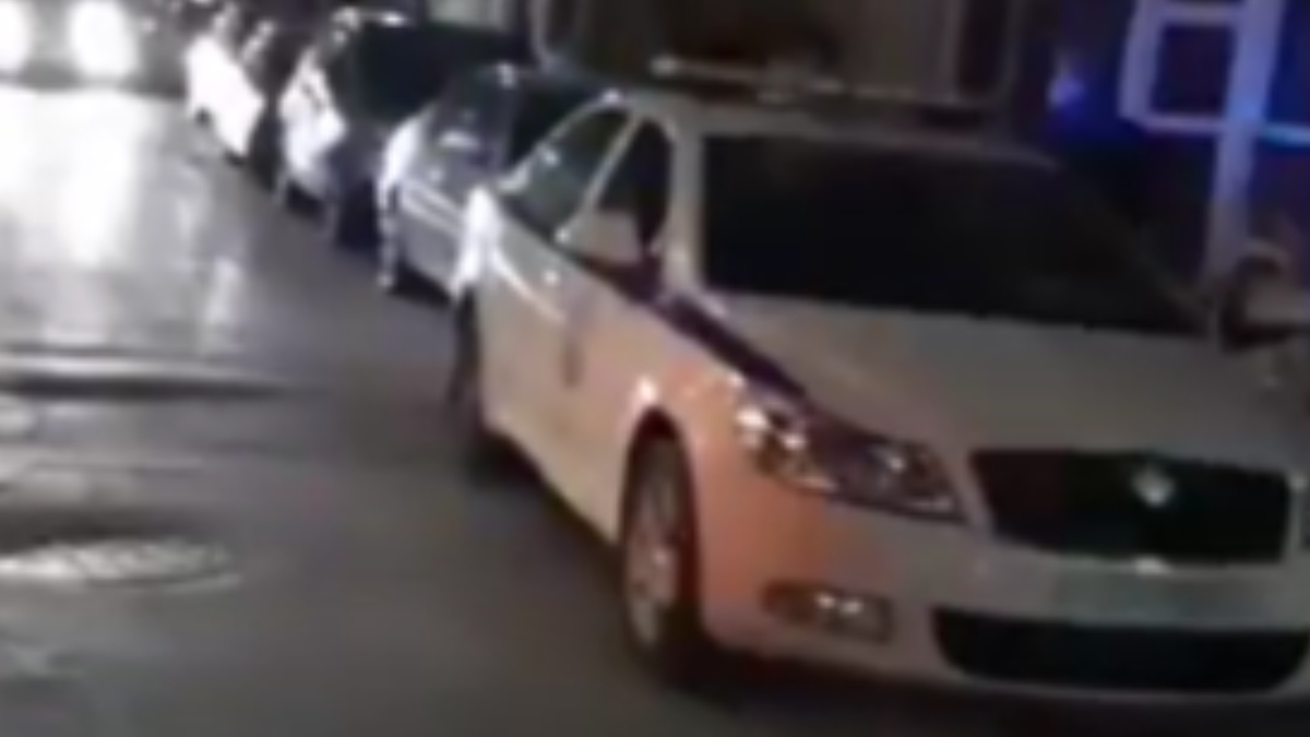 Λουτράκι: Κατέρρευσε τμήμα κεραμοσκεπής σε κεντρικό δρόμο (Βίντεο)