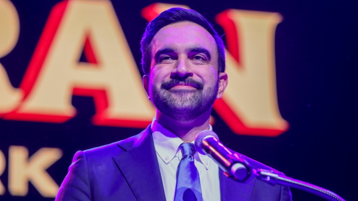 Το πρωτοσέλιδο του New York Post με τον Ζόραν Μαμντάνι να κρατάει σφυροδρέπανο μετά την ιστορική νίκη του (φωτογραφία)