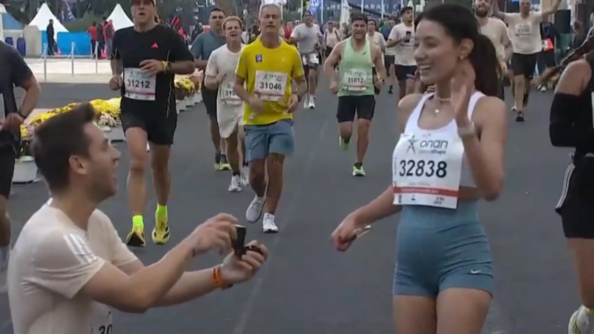 Συγκίνηση στο Παναθηναϊκό Στάδιο: Δρομέας γονάτισε και έκανε πρόταση γάμου στη σύντροφό του – Δείτε Βίντεο