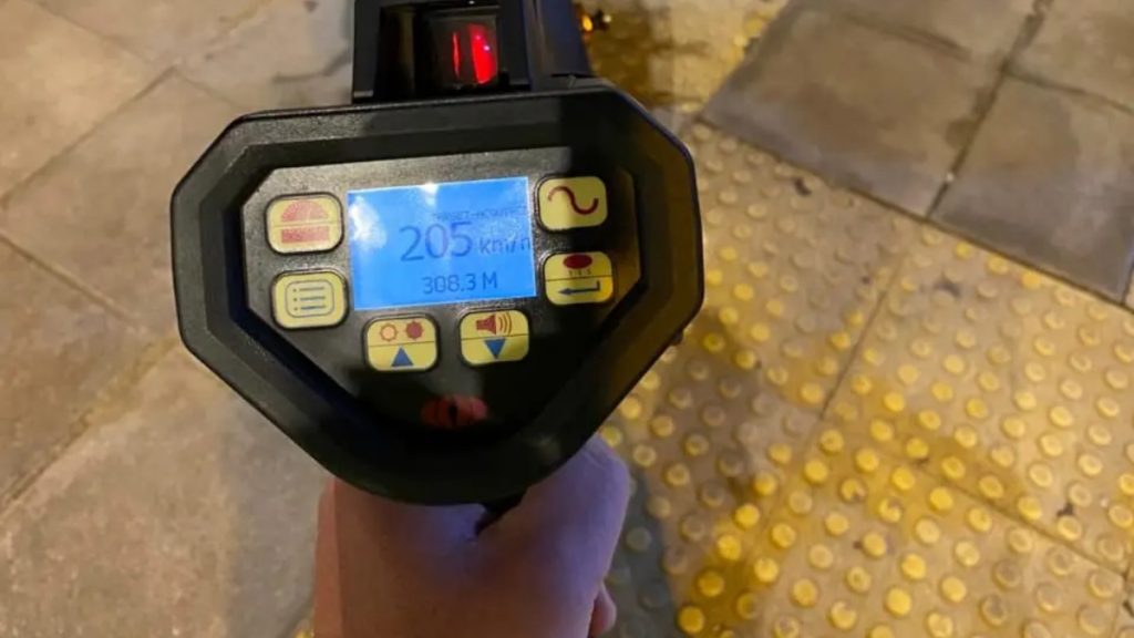 Οδηγός μηχανής έτρεχε με 205 χλμ. την ώρα στη Λεωφόρο Μαραθώνος – Του είχε αφαιρεθεί το δίπλωμα από τον Σεπτέμβριο